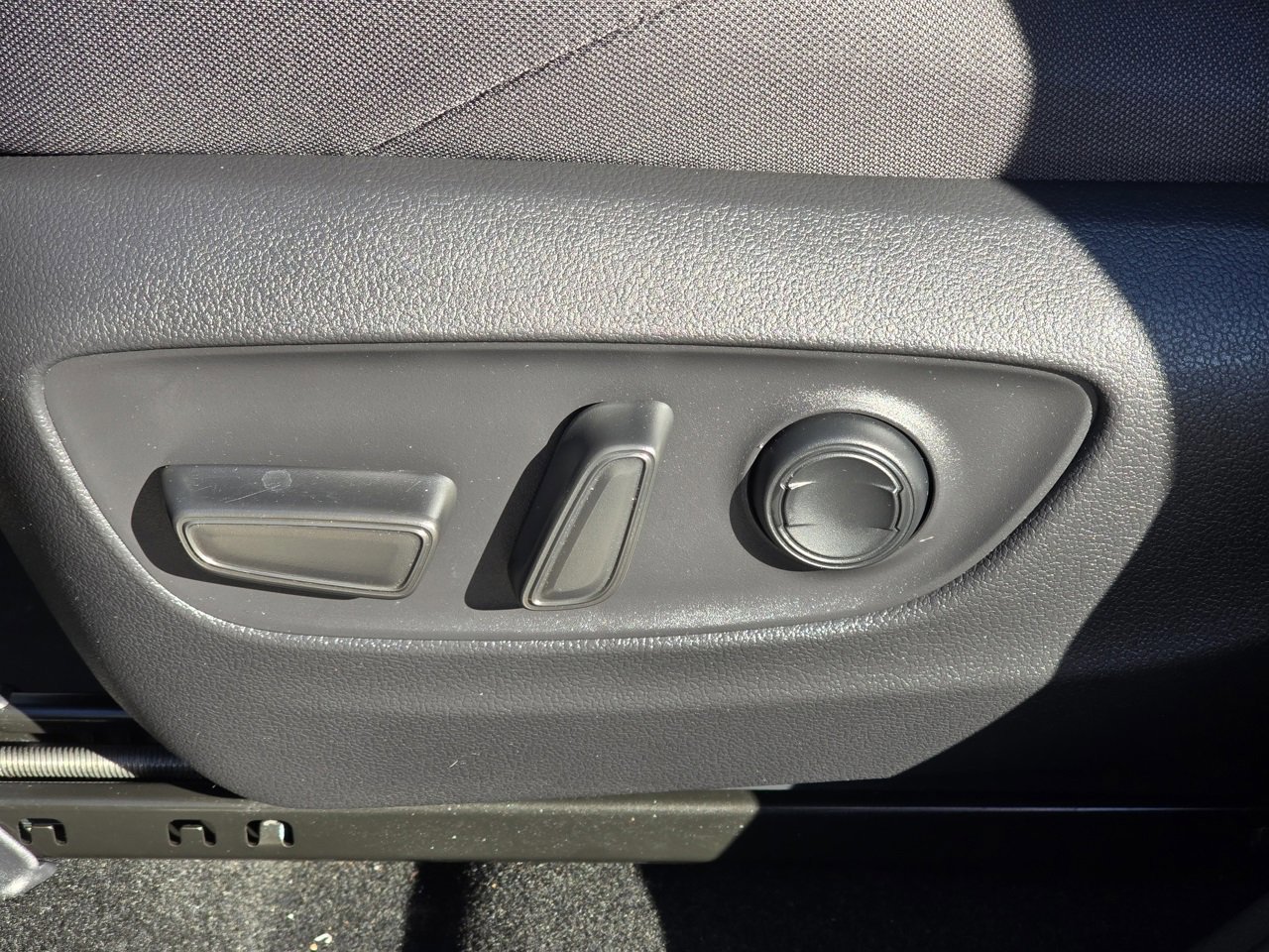 Used 2022 Toyota Venza LE image 11