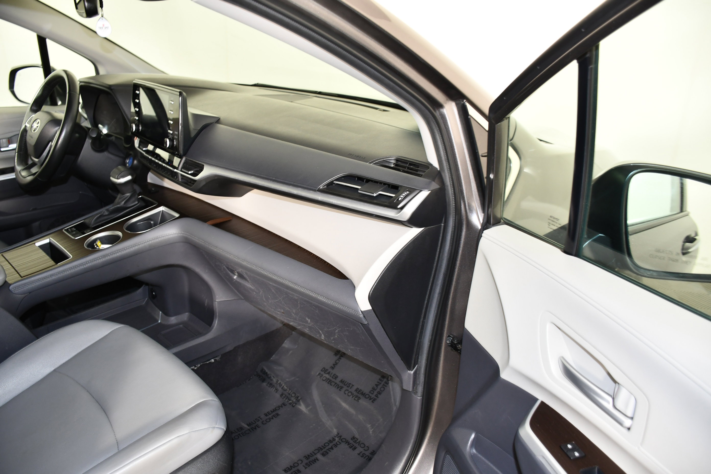 Used 2024 Toyota Sienna XLE image 40