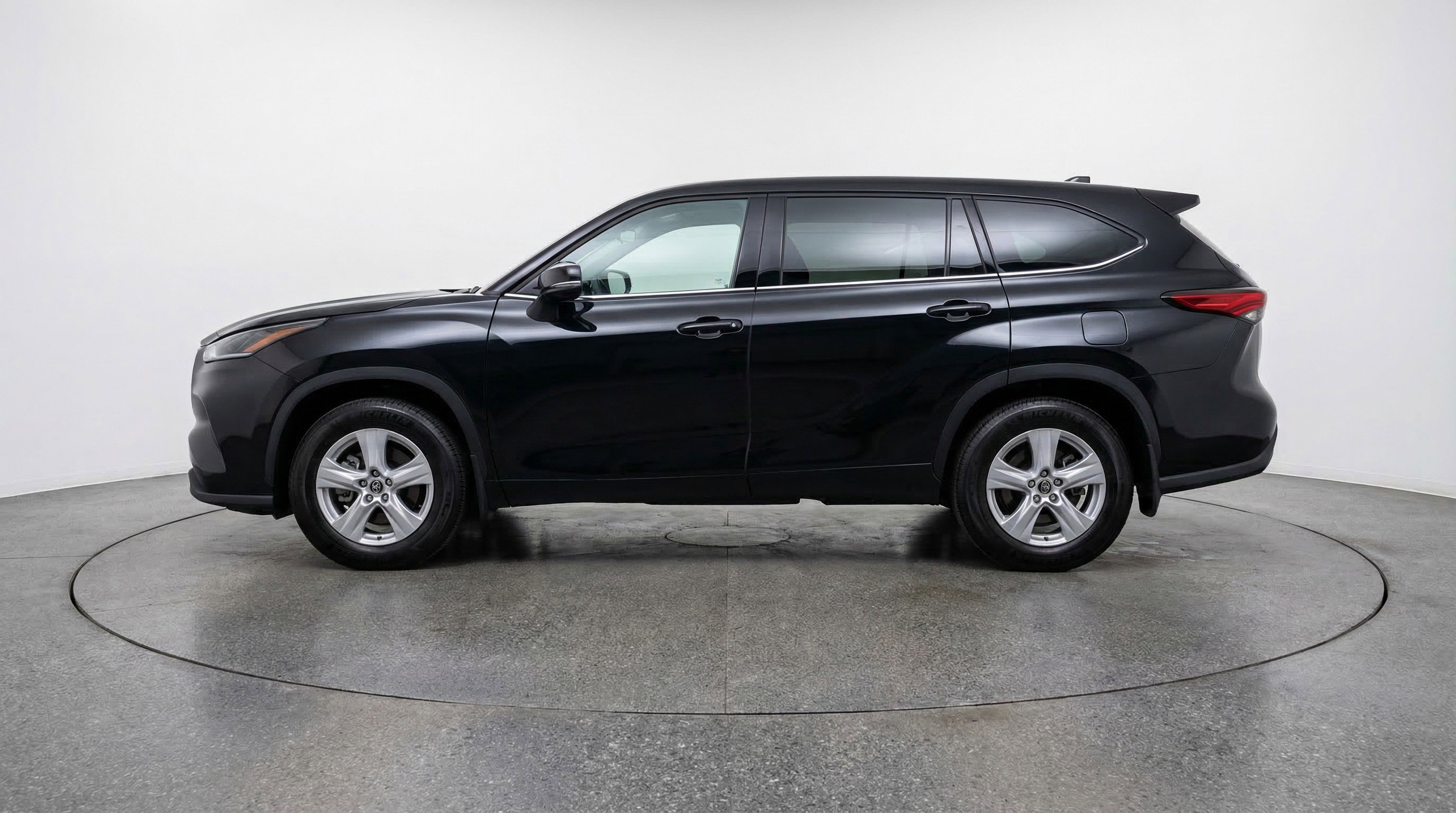 Used 2025 Toyota Highlander LE image 5