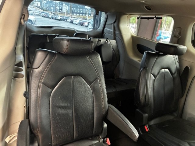 Used 2020 Chrysler Pacifica Touring-L FWD image 30