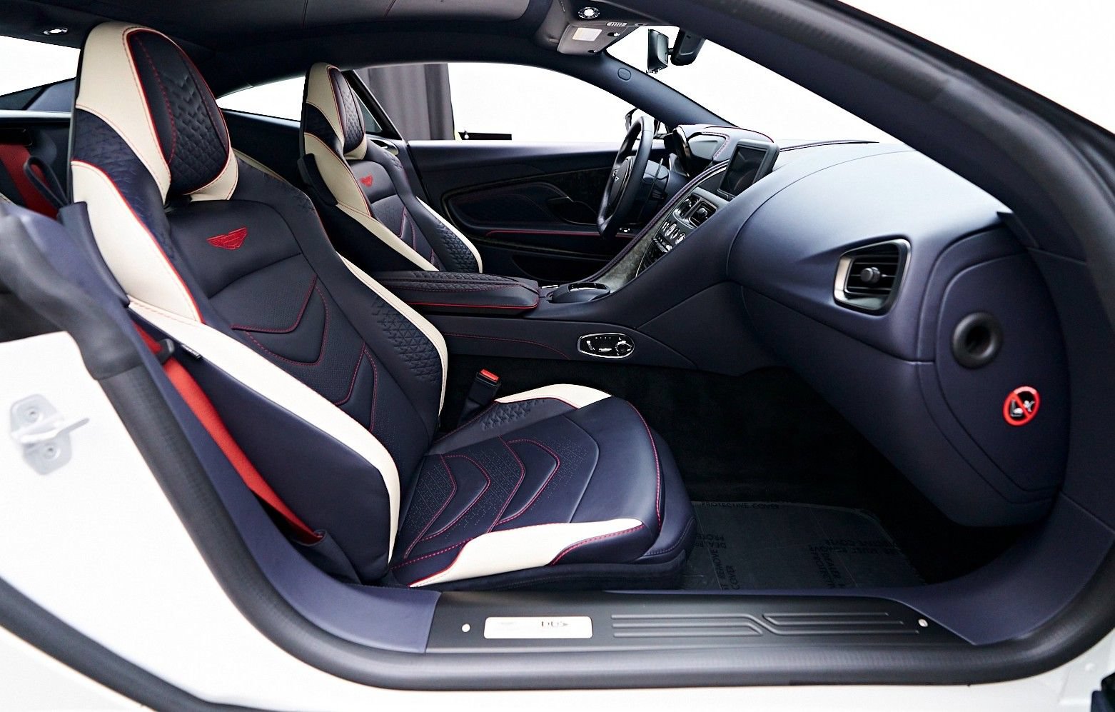 Used 2023 Aston Martin DBS Coupe RWD image 2
