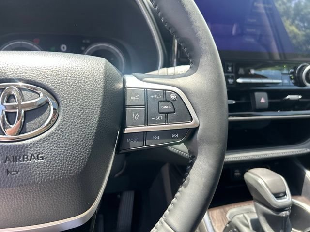 Used 2025 Toyota Highlander Limited AWD/4WD image 22