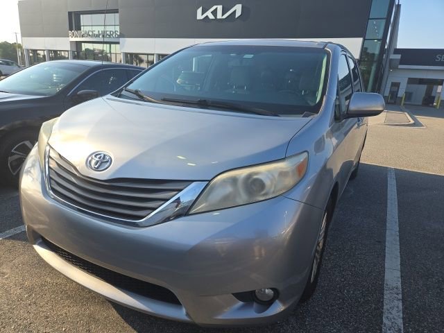 Used 2012 Toyota Sienna XLE image 2