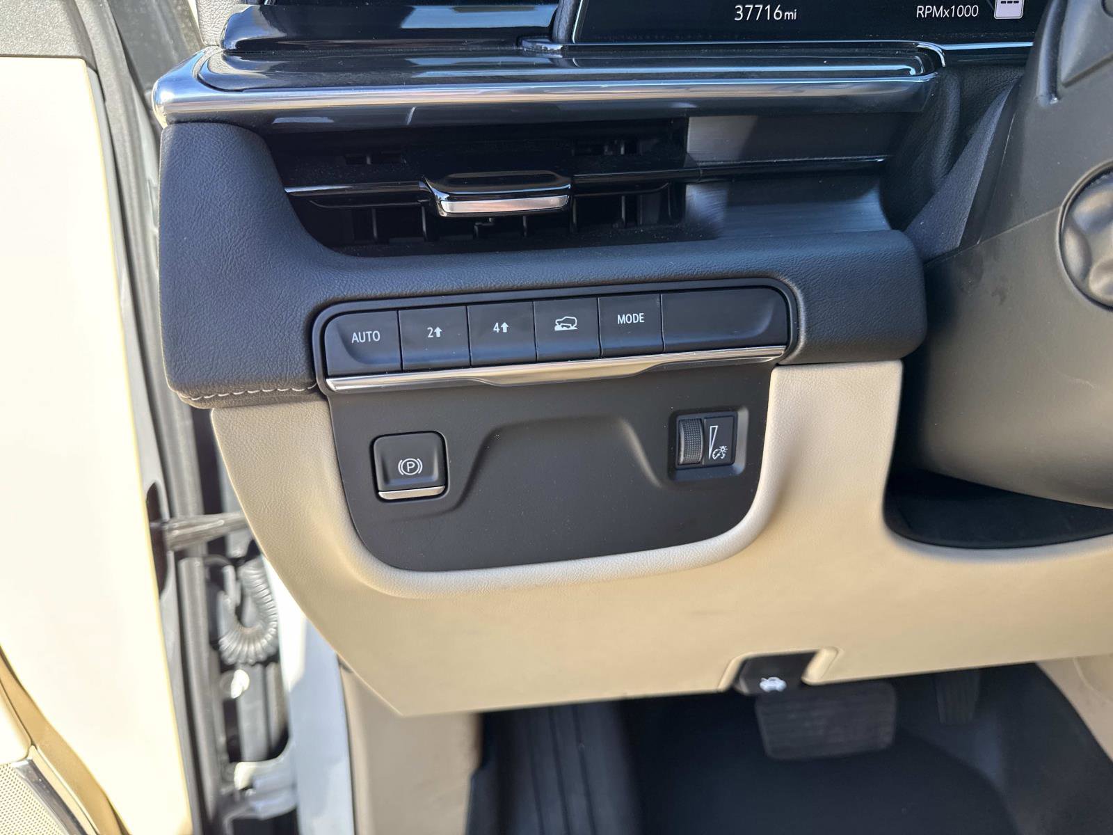 Used 2024 Cadillac Escalade Premium Luxury AWD/4WD image 32
