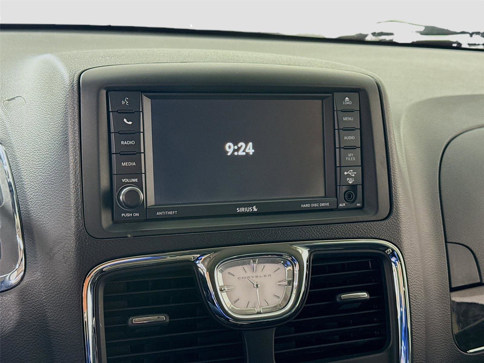 Used 2016 Chrysler Town & Country Touring image 8