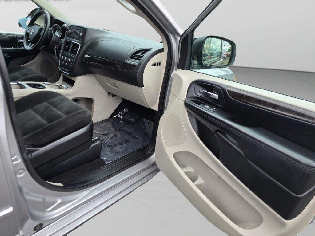 Used 2016 Dodge Grand Caravan SXT FWD image 25