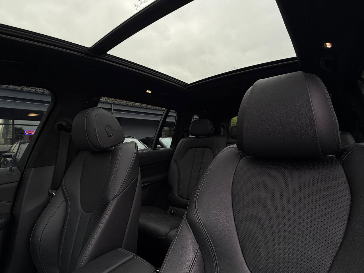 Used 2020 BMW X7 xDrive40i w/ M Sport Package image 4