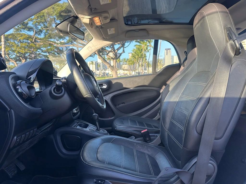 Used 2017 smart fortwo passion image 8