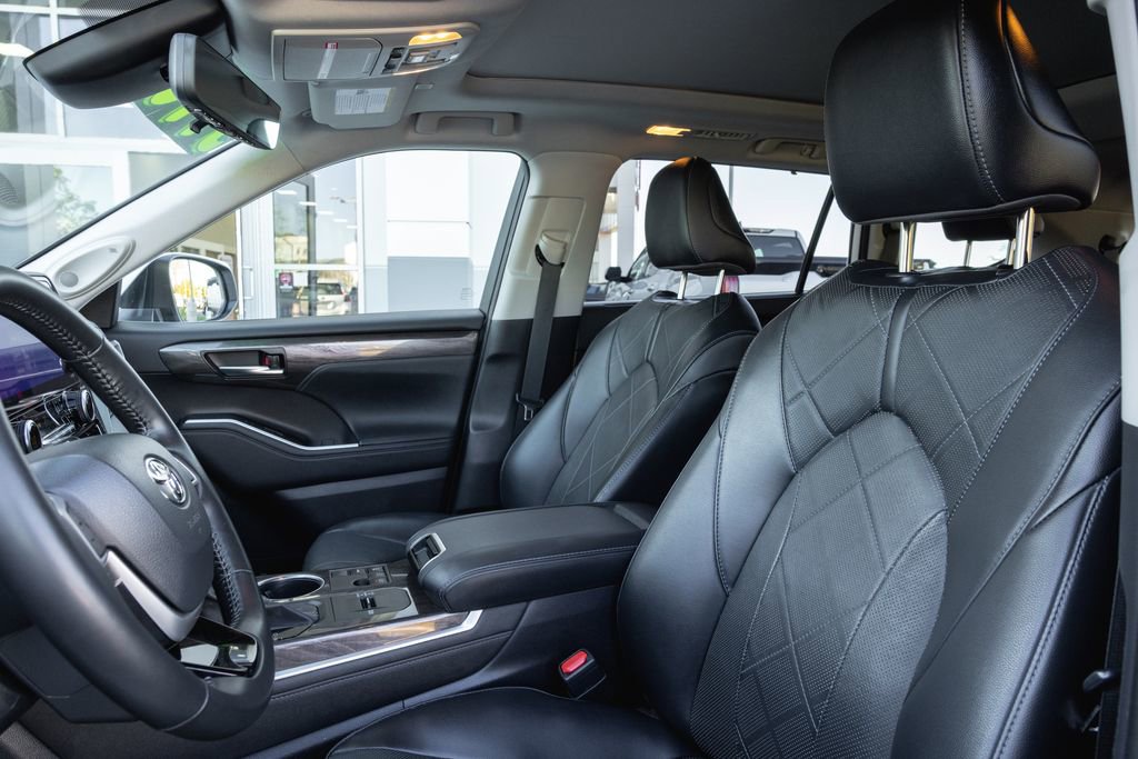 Used 2023 Toyota Highlander Platinum image 11