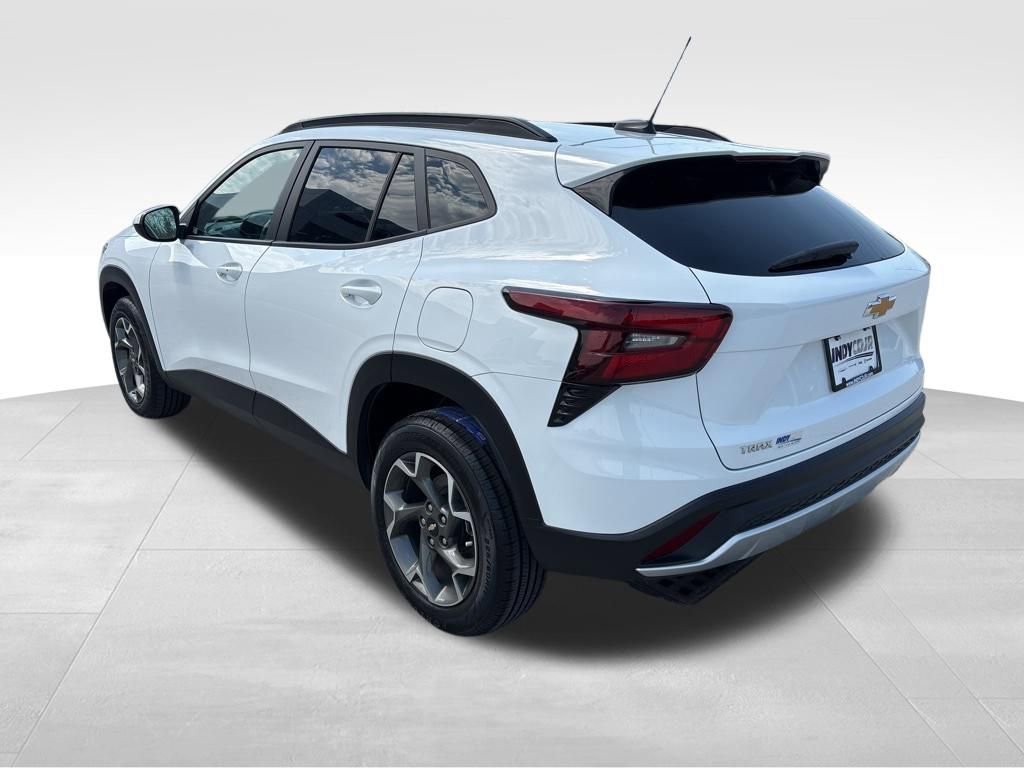 Used 2025 Chevrolet Trax LT w/ LT Convenience Package image 6