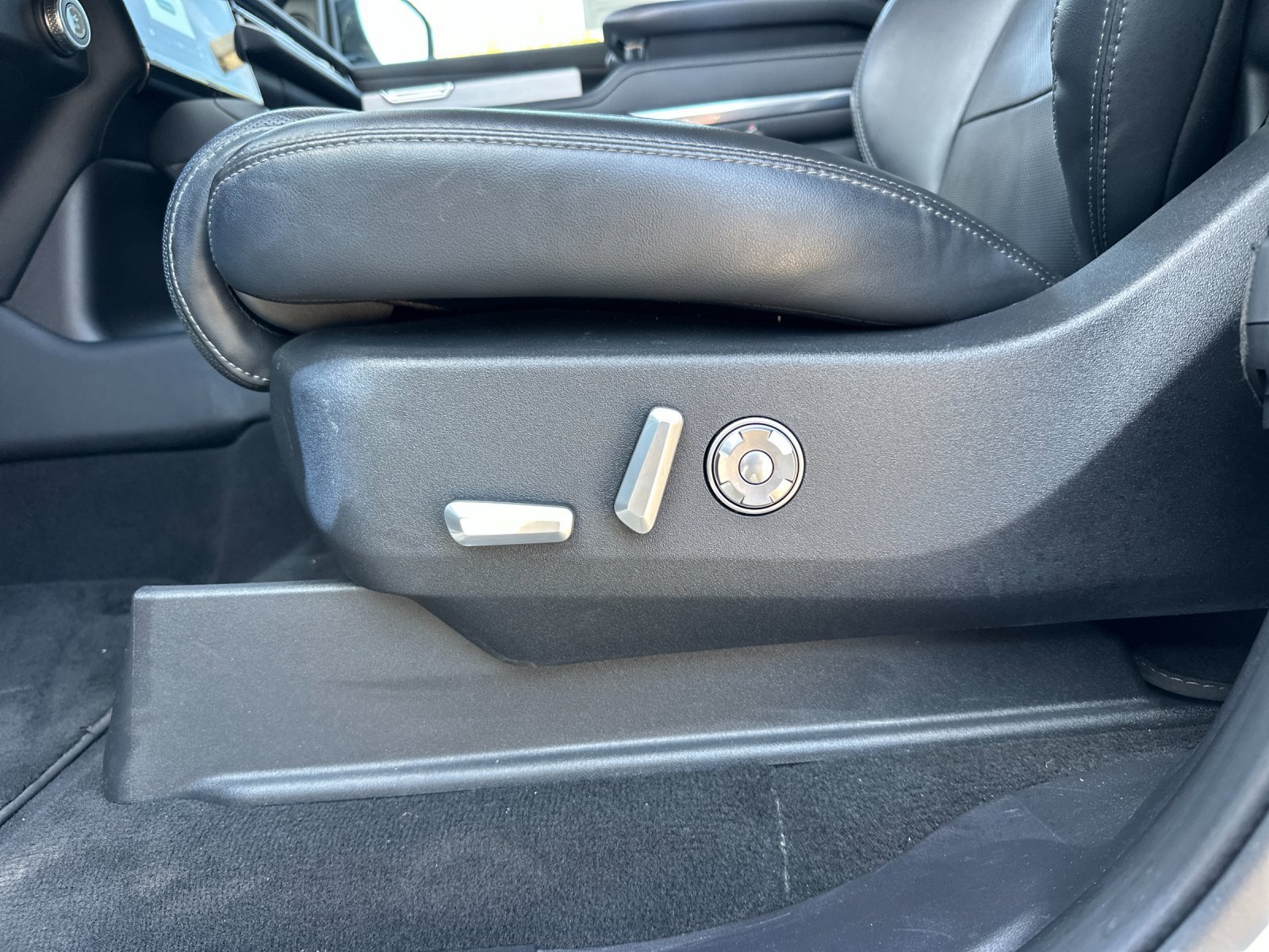 Certified 2025 Lincoln Navigator L Reserve AWD/4WD image 12