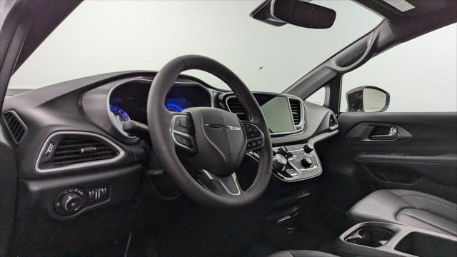 Used 2026 Chrysler Pacifica Select image 24