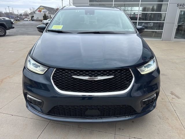 Used 2023 Chrysler Pacifica Touring-L image 2