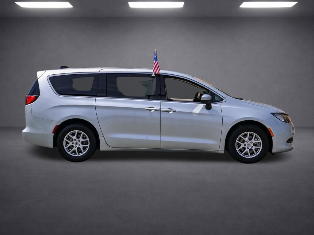 Used 2023 Chrysler Voyager LX image 3