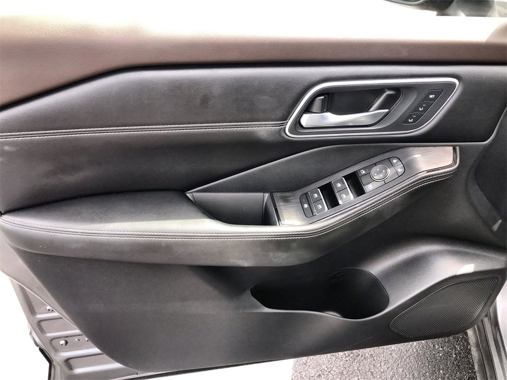 Used 2023 Nissan Rogue Platinum w/ Platinum Premium Package image 13