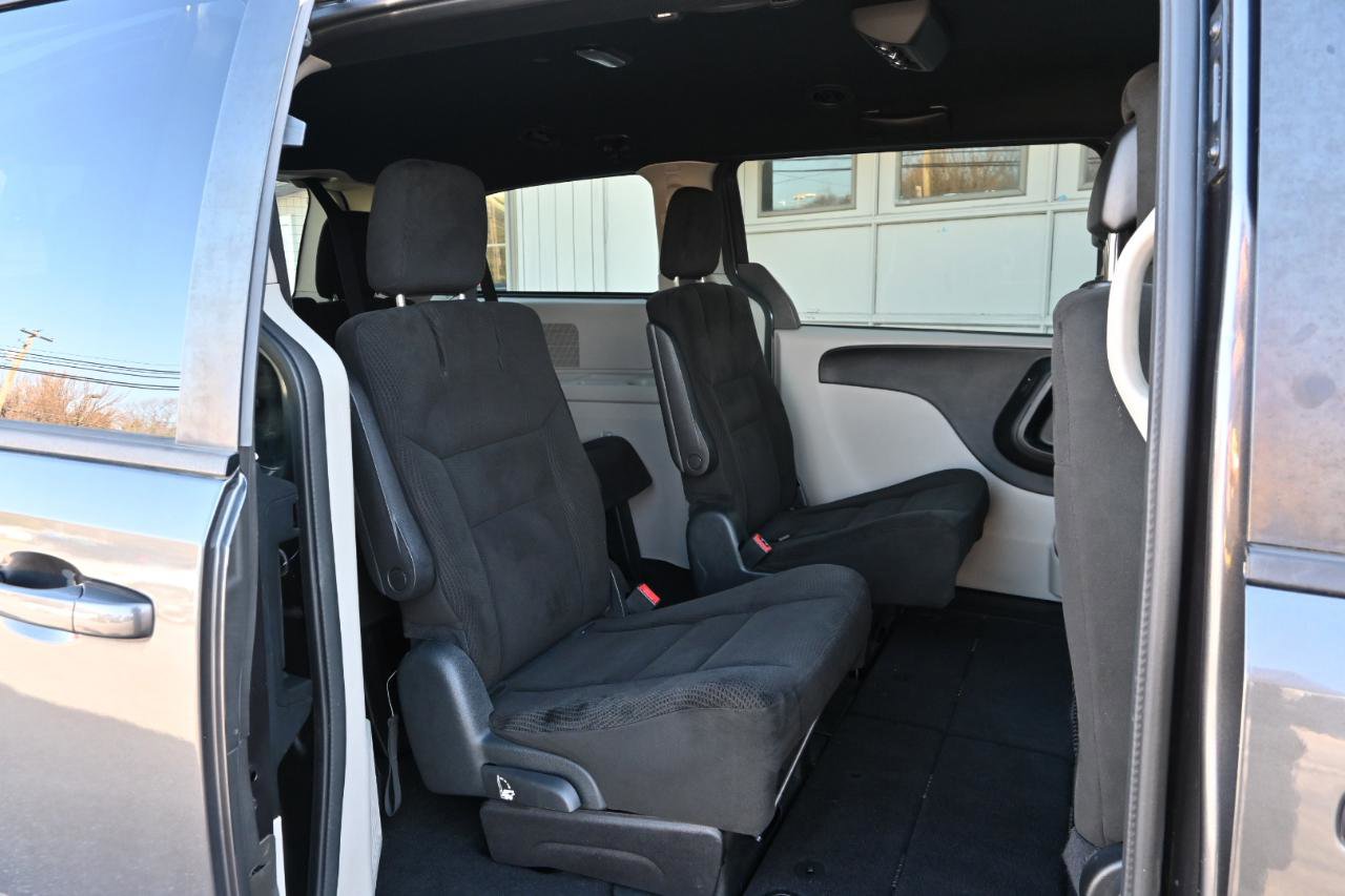 Used 2016 Dodge Grand Caravan SE image 22