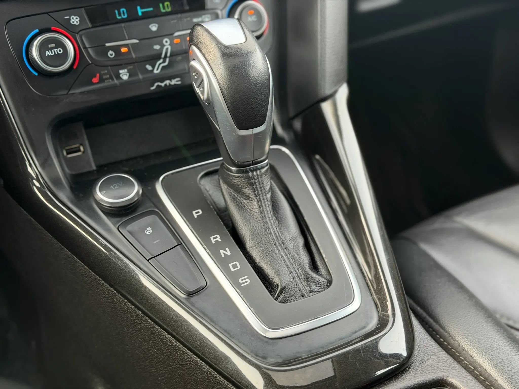 Used 2017 Ford Focus Titanium FWD image 28