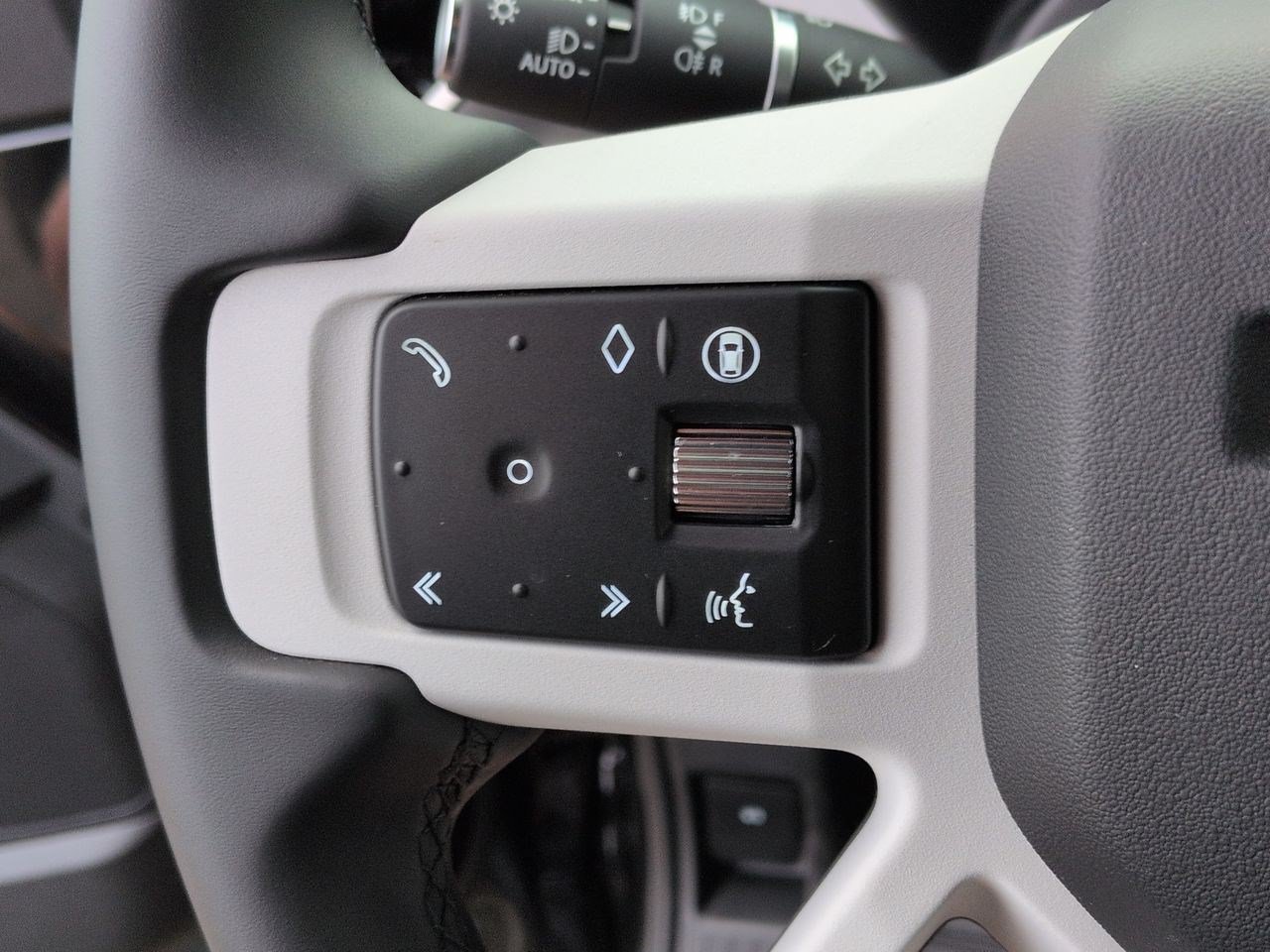 New 2026 Land Rover Defender 110 X-Dynamic SE AWD/4WD image 11