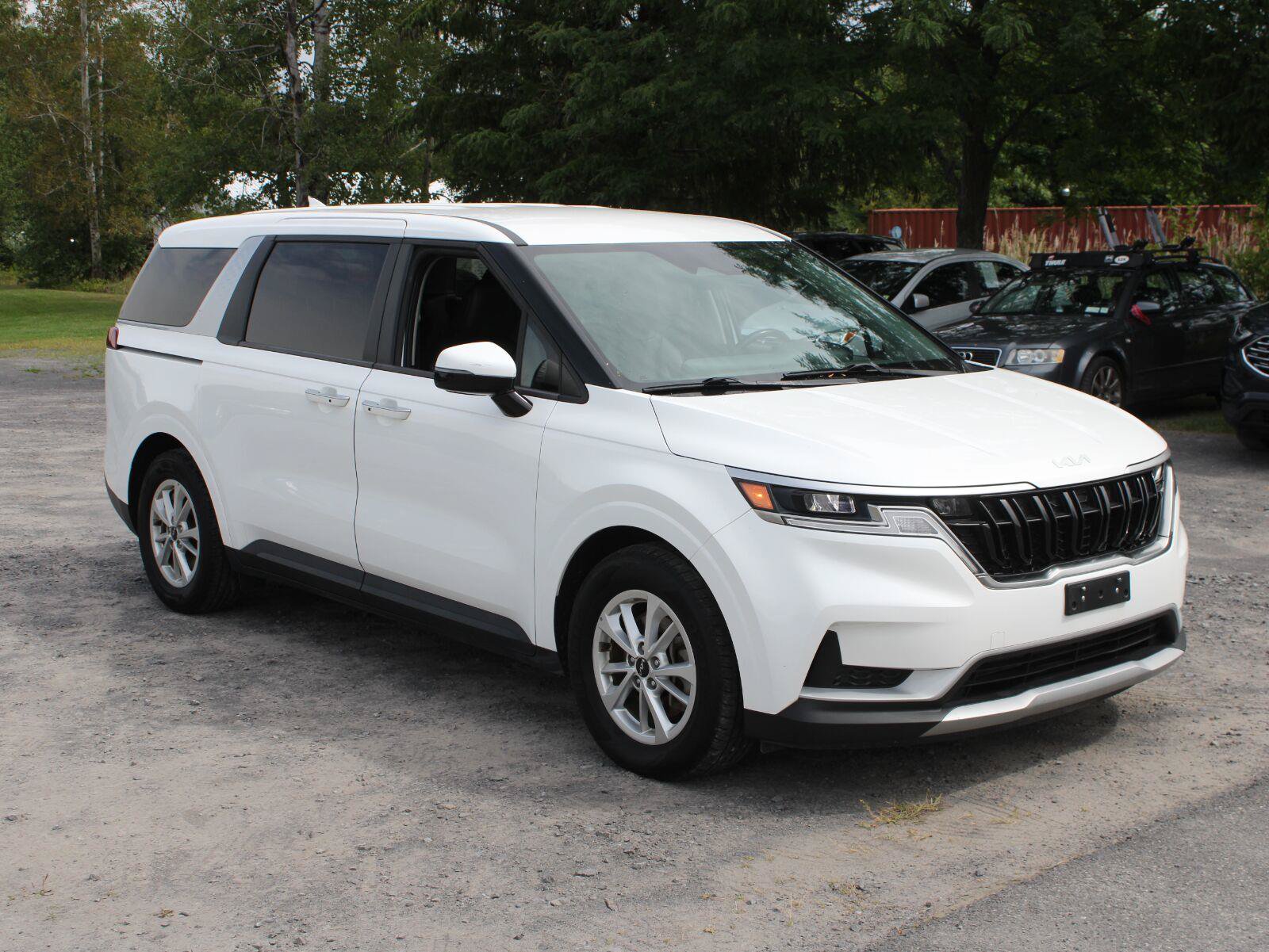 Used 2024 Kia Carnival LX FWD image 3