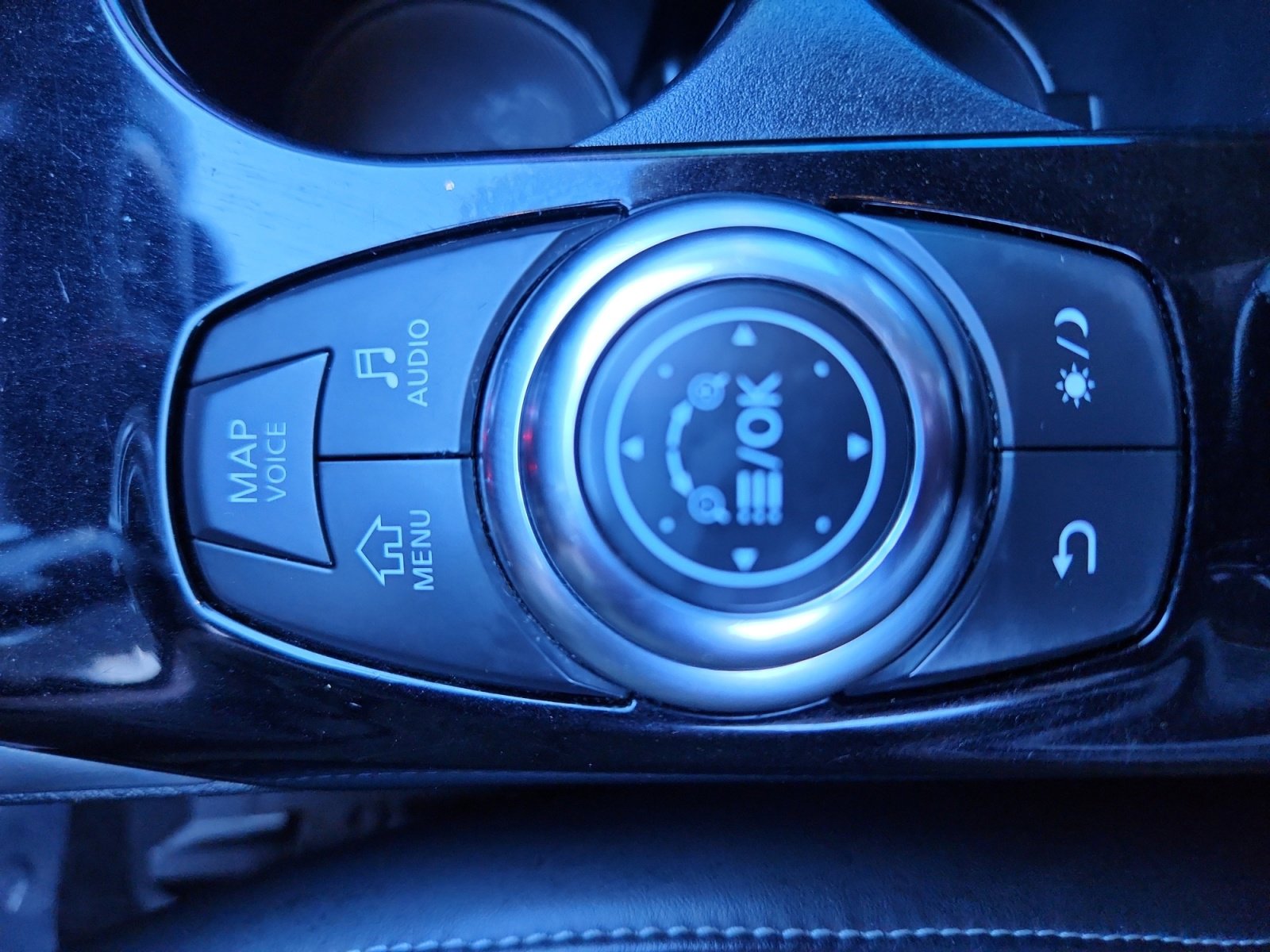 Used 2017 INFINITI QX30 Premium w/ Navigation Package image 31