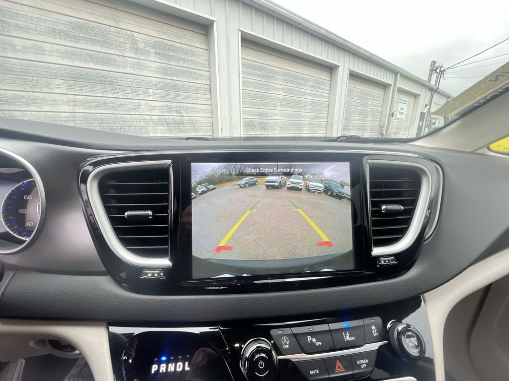 Used 2024 Chrysler Pacifica Touring-L image 9