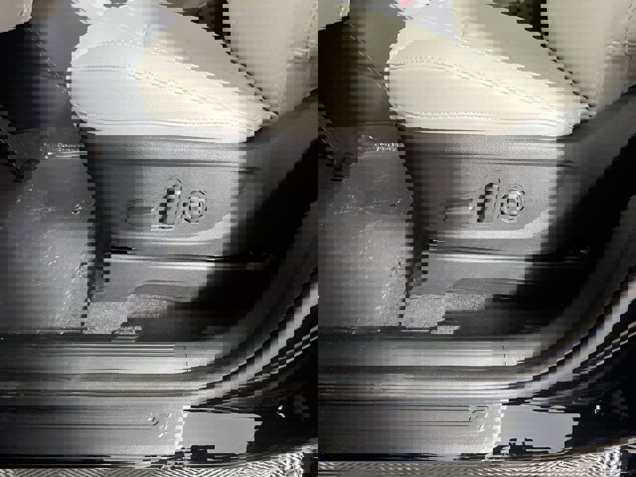 Used 2025 Kia Telluride EX w/ EX Captain's Chair Package image 14