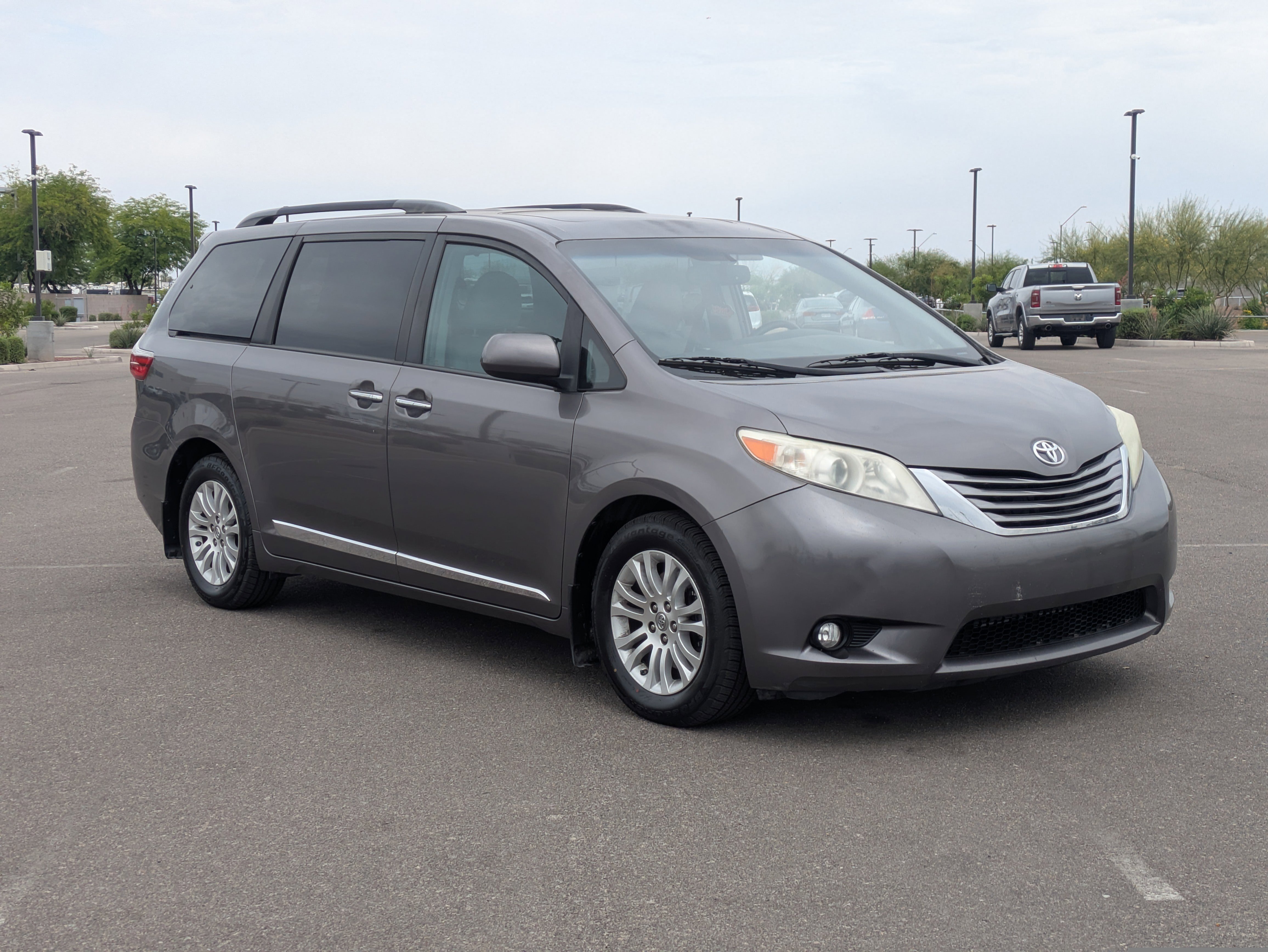 Used 2017 Toyota Sienna XLE w/ XLE Navigation Package FWD image 7