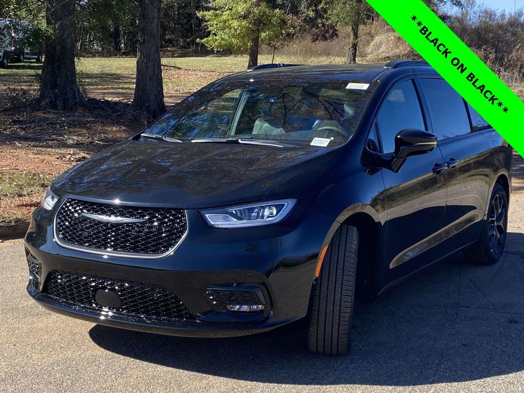 New 2026 Chrysler Pacifica Select w/ S Appearance Package image 3