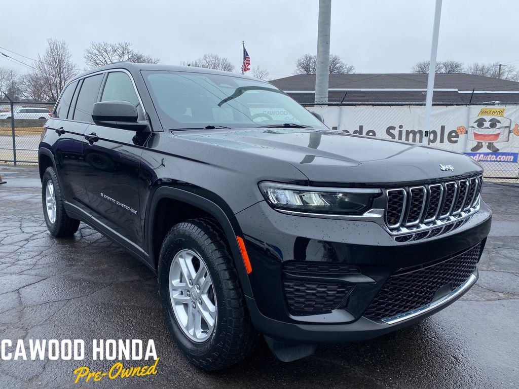 Used 2023 Jeep Grand Cherokee Laredo image 1