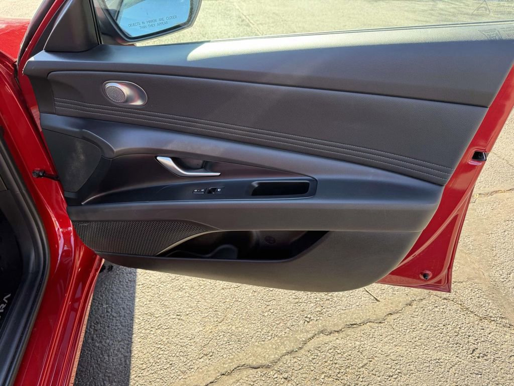 Used 2025 Hyundai Elantra Limited image 15