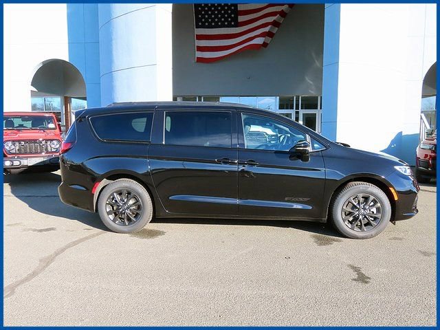 New 2026 Chrysler Pacifica Select