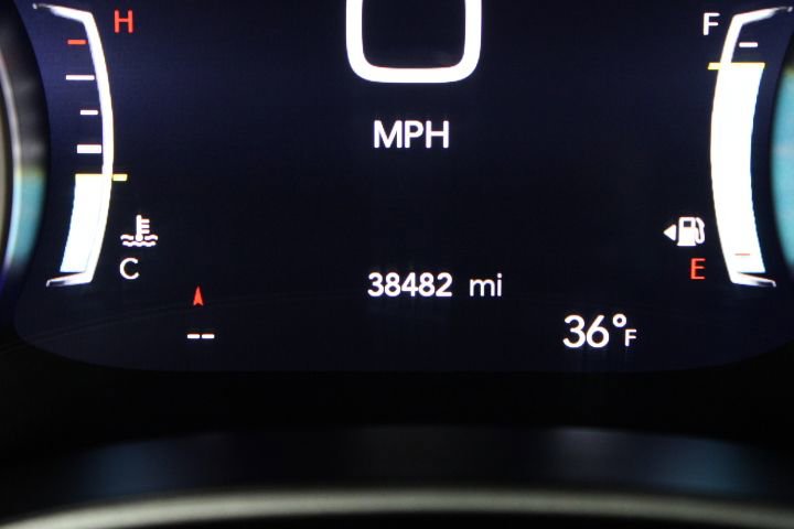 Used 2024 Chrysler Pacifica Touring-L image 5