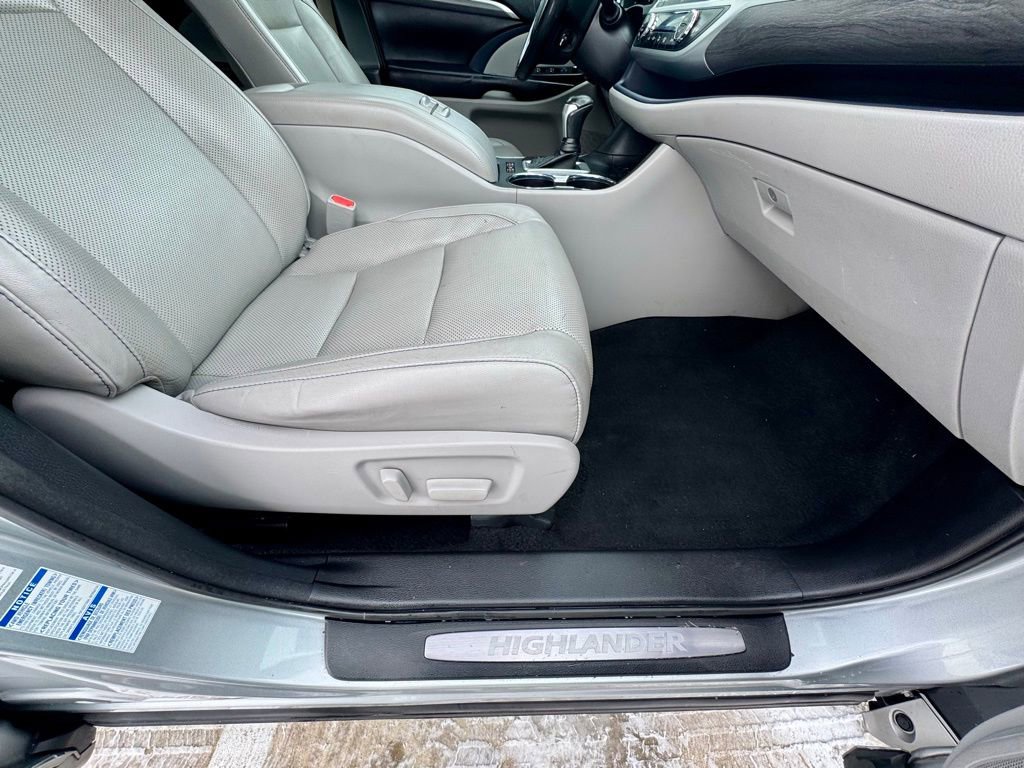 Used 2018 Toyota Highlander Limited image 22