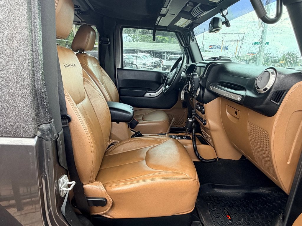Used 2018 Jeep Wrangler Sahara w/ Connectivity Group AWD/4WD image 16