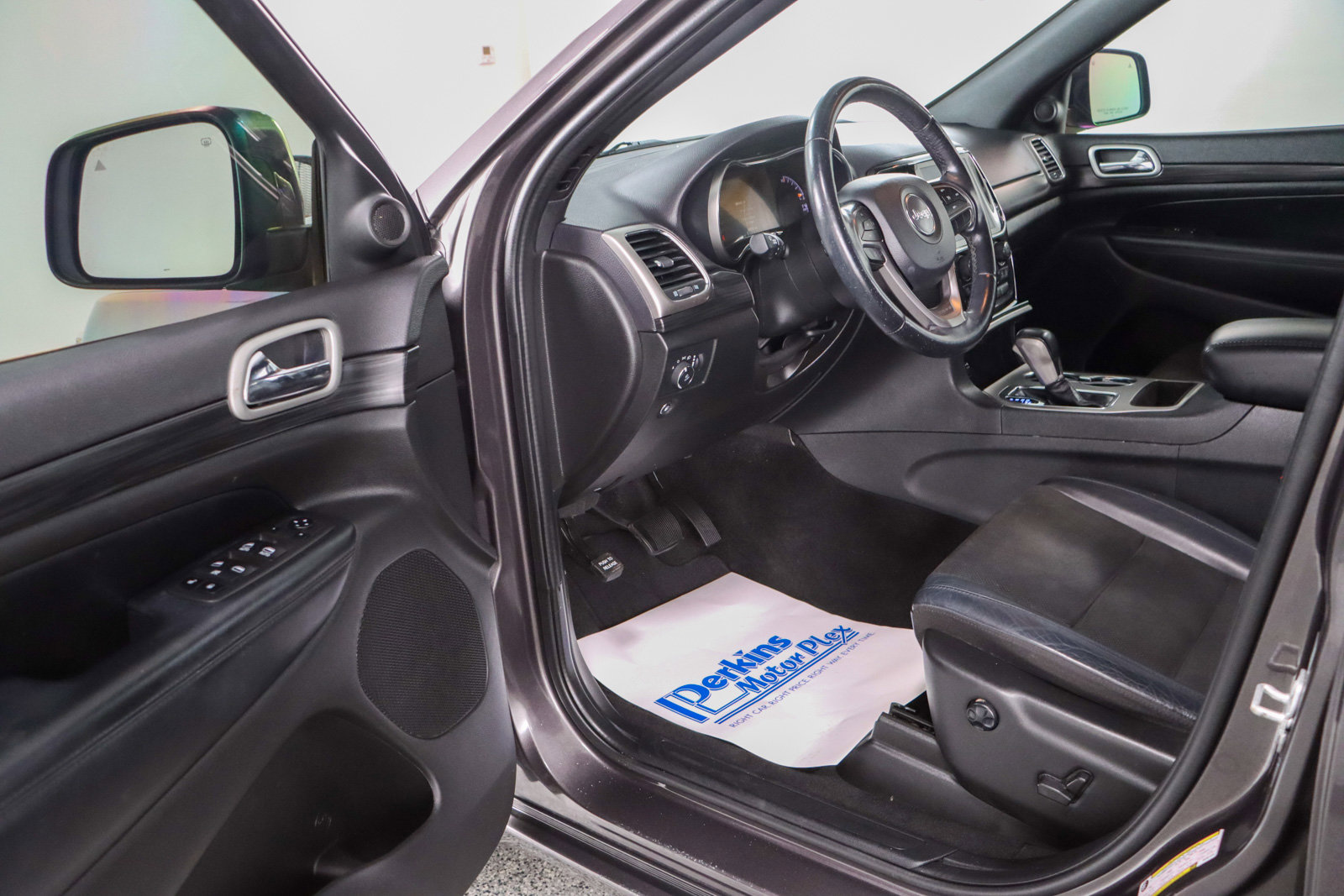 Used 2021 Jeep Grand Cherokee Laredo X image 3