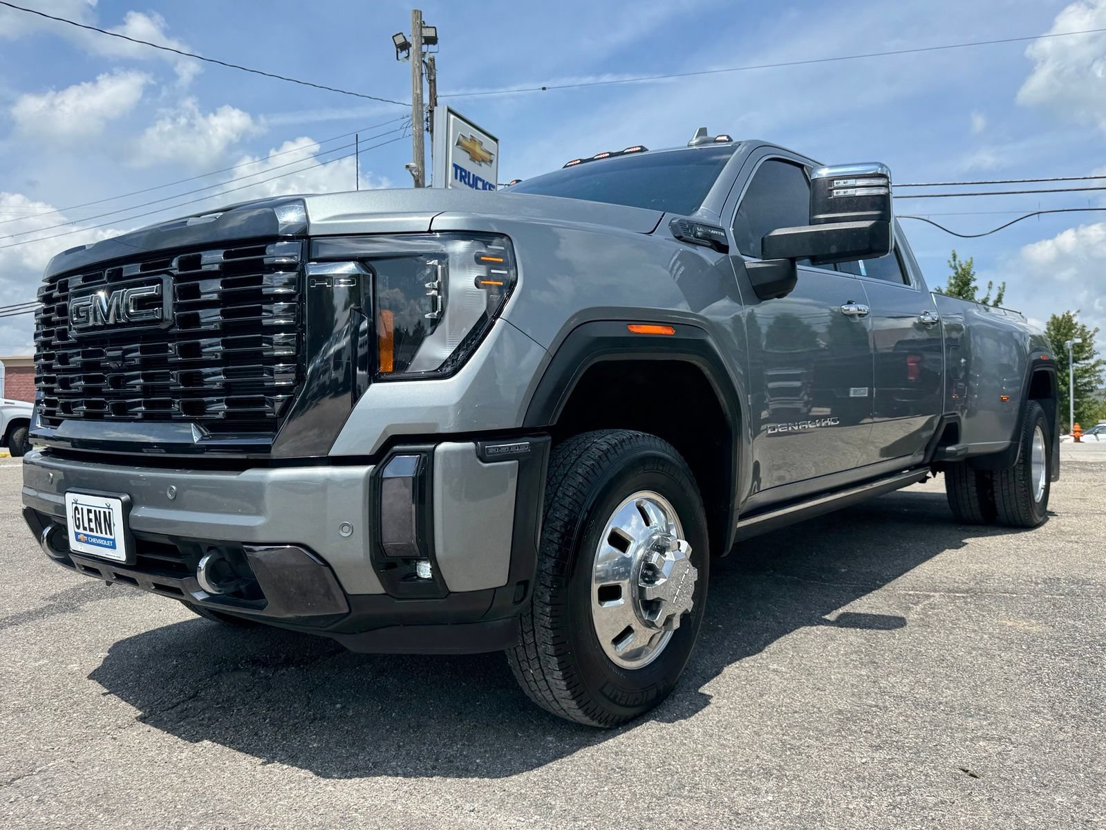 Used 2024 GMC Sierra 3500 Denali Ultimate AWD/4WD image 2