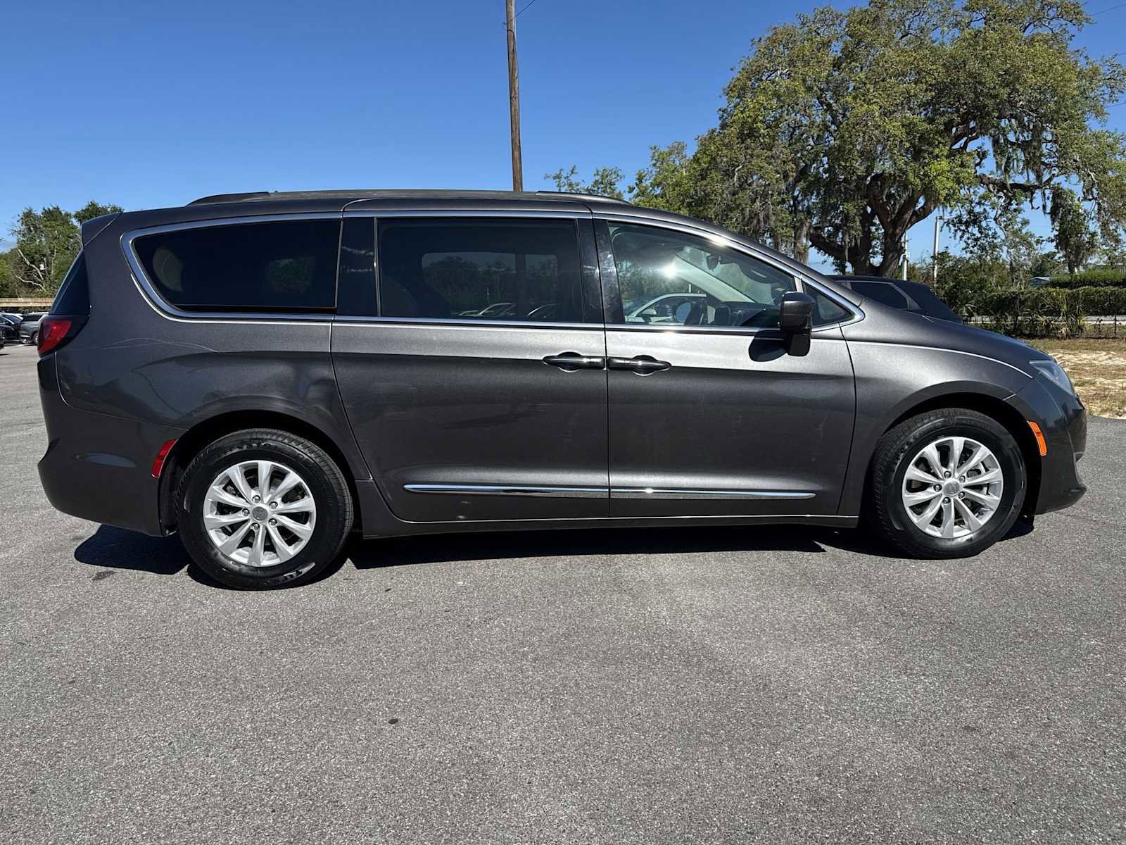 Used 2017 Chrysler Pacifica Touring-L FWD image 7