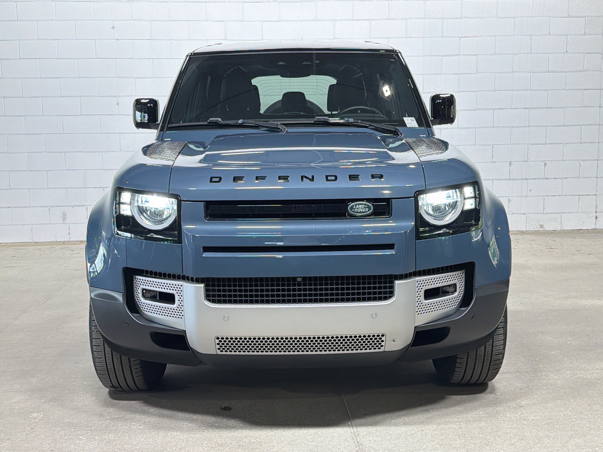 Used 2023 Land Rover Defender 110 S AWD/4WD image 9