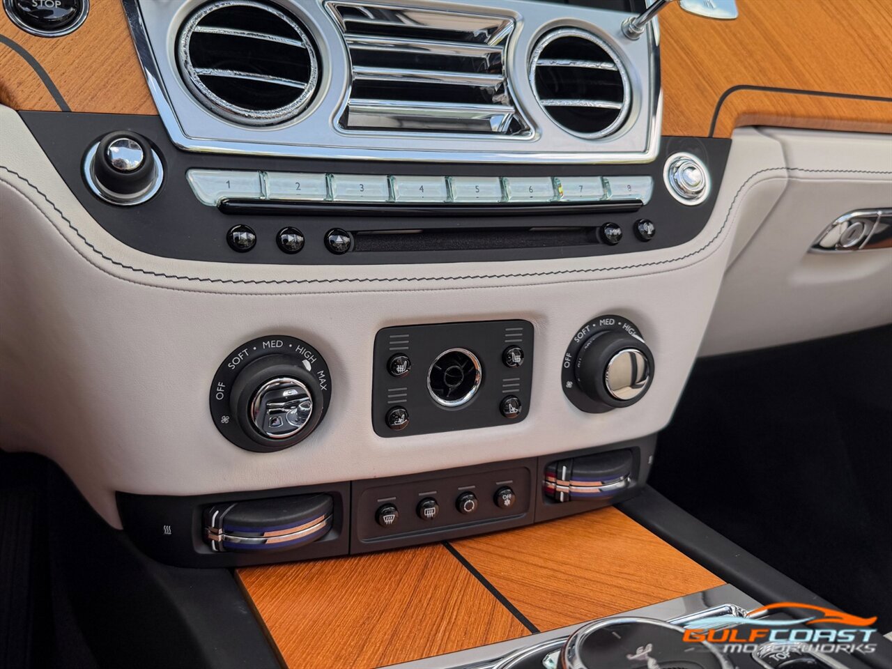 Used 2017 Rolls-Royce Dawn RWD image 19