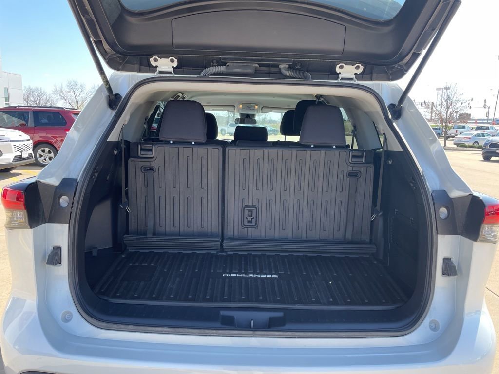 Used 2023 Toyota Highlander L image 14
