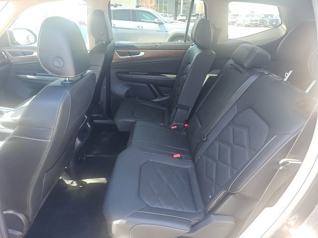 Used 2025 Volkswagen Atlas SE image 8