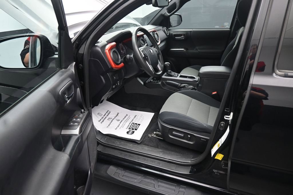 Used 2020 Toyota Tacoma TRD Sport w/ Technology Package AWD/4WD image 15