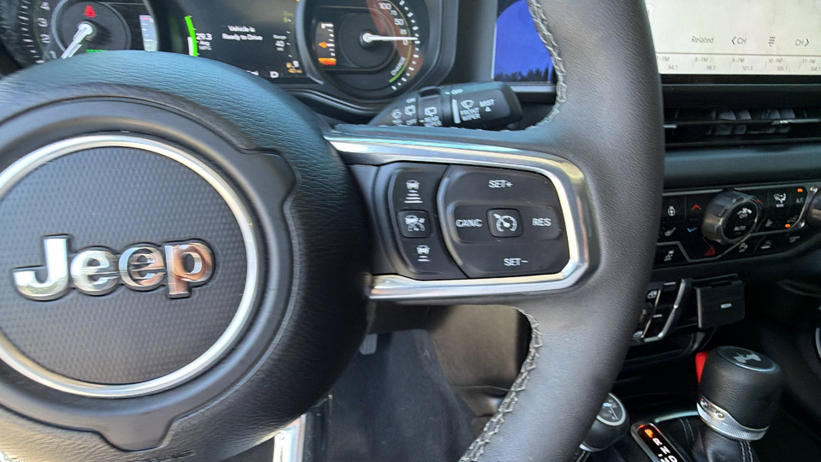 Used 2025 Jeep Wrangler Unlimited Sahara w/ Safety Group AWD/4WD image 28