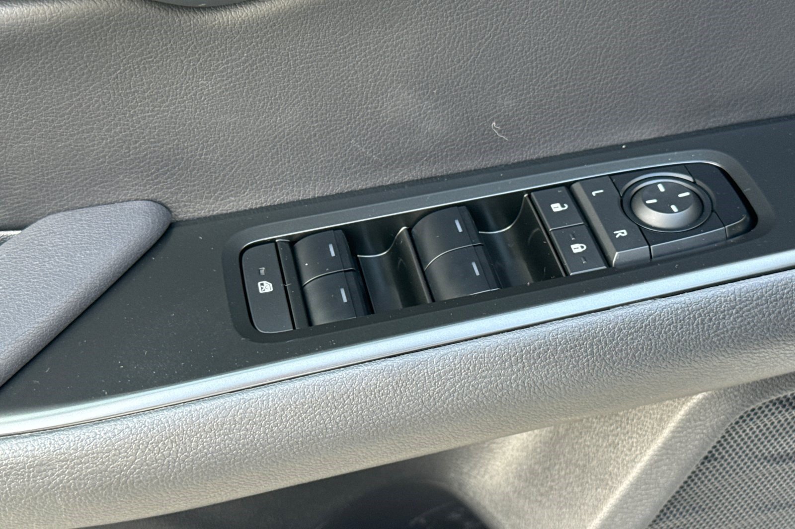 Used 2025 Lexus UX 300h FWD w/ Accessory Package (Z2) image 13