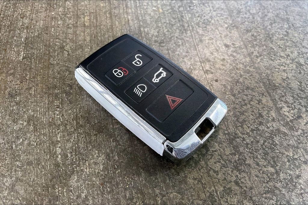 Used 2024 Land Rover Range Rover Evoque Dynamic SE image 11