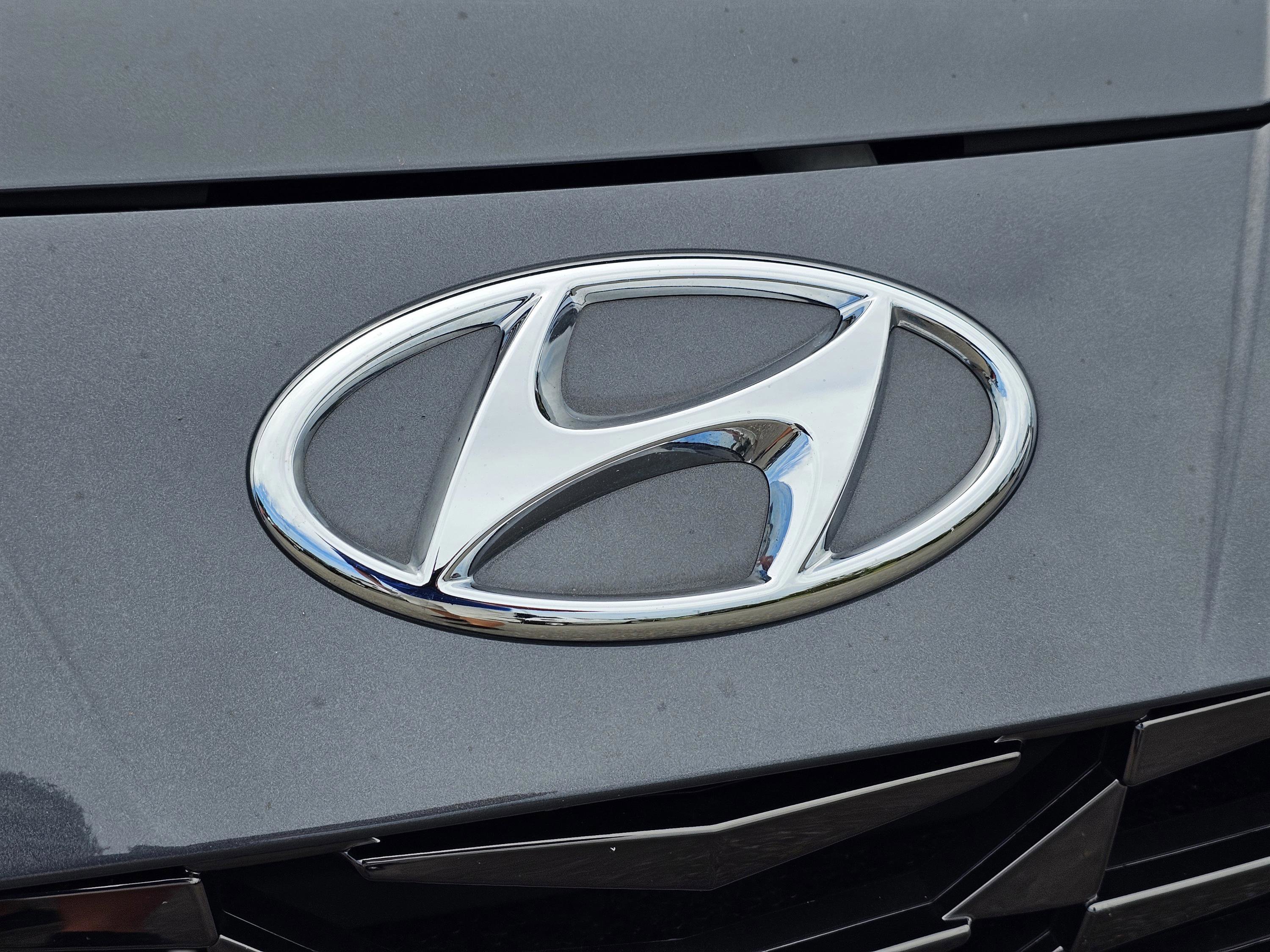 Used 2023 Hyundai Elantra Limited w/ Preferred Accessory Package image 3