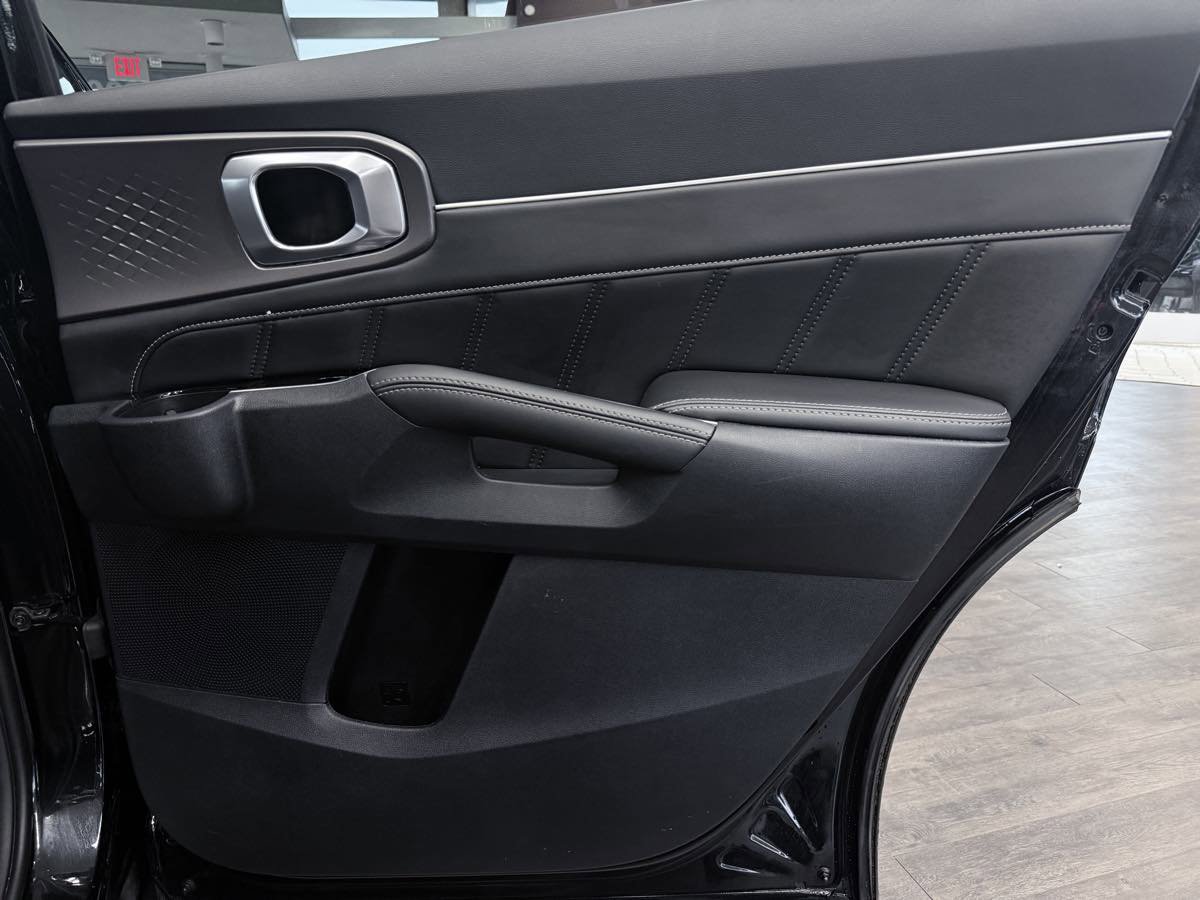 Used 2025 Kia Sorento SX image 34