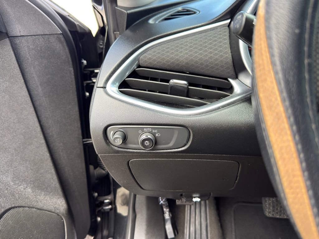 Used 2021 Chevrolet Malibu LT FWD image 19