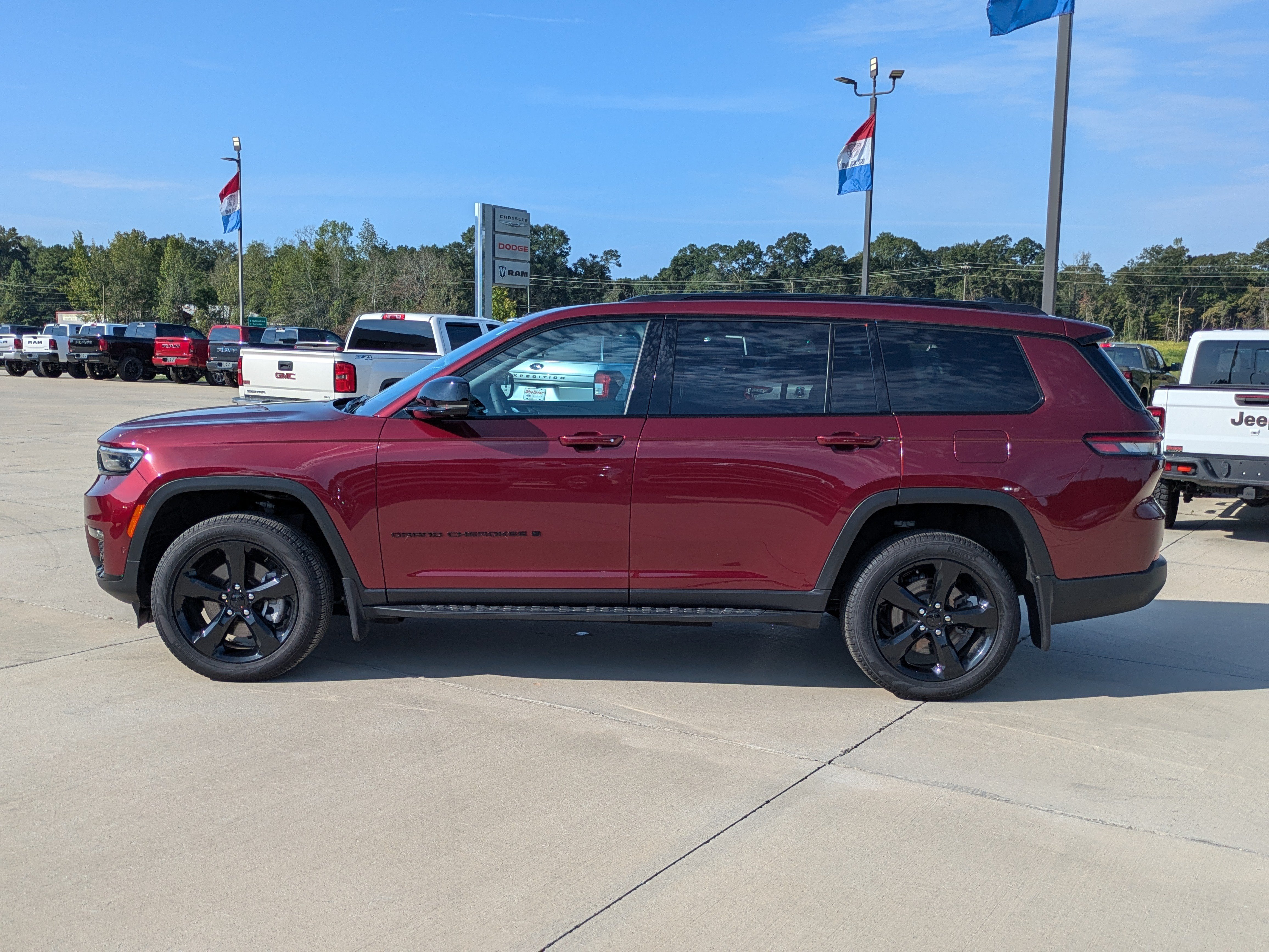 Used 2025 Jeep Grand Cherokee L Limited w/ Luxury Tech Group II AWD/4WD image 2