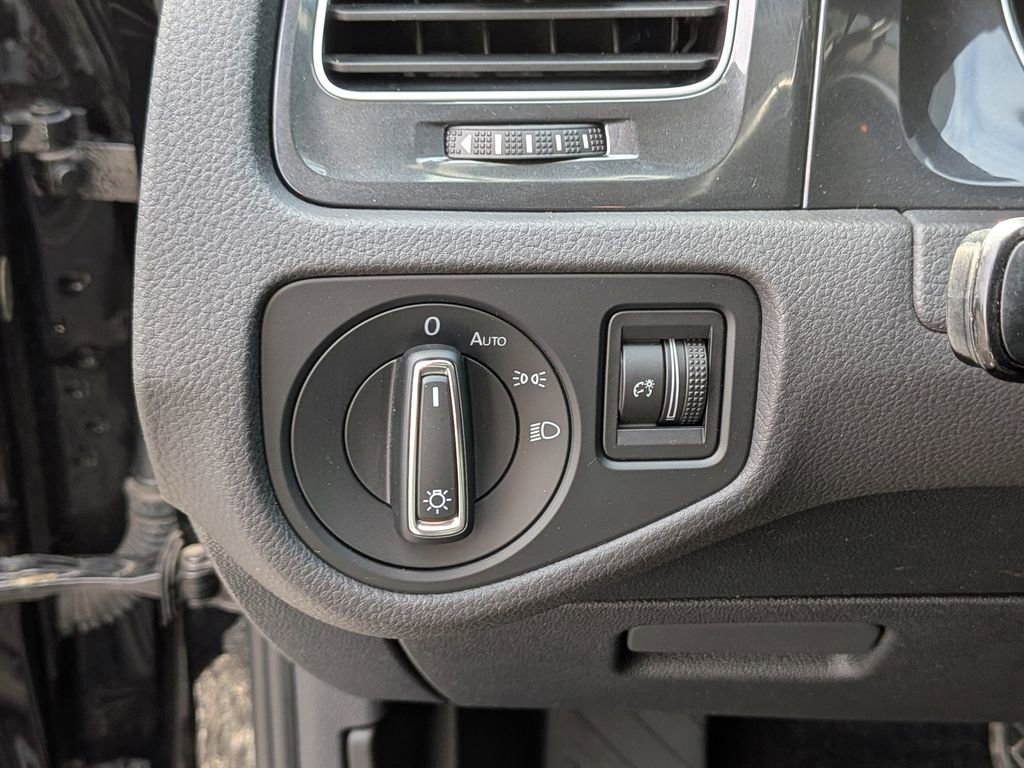 Used 2018 Volkswagen Golf S FWD image 18